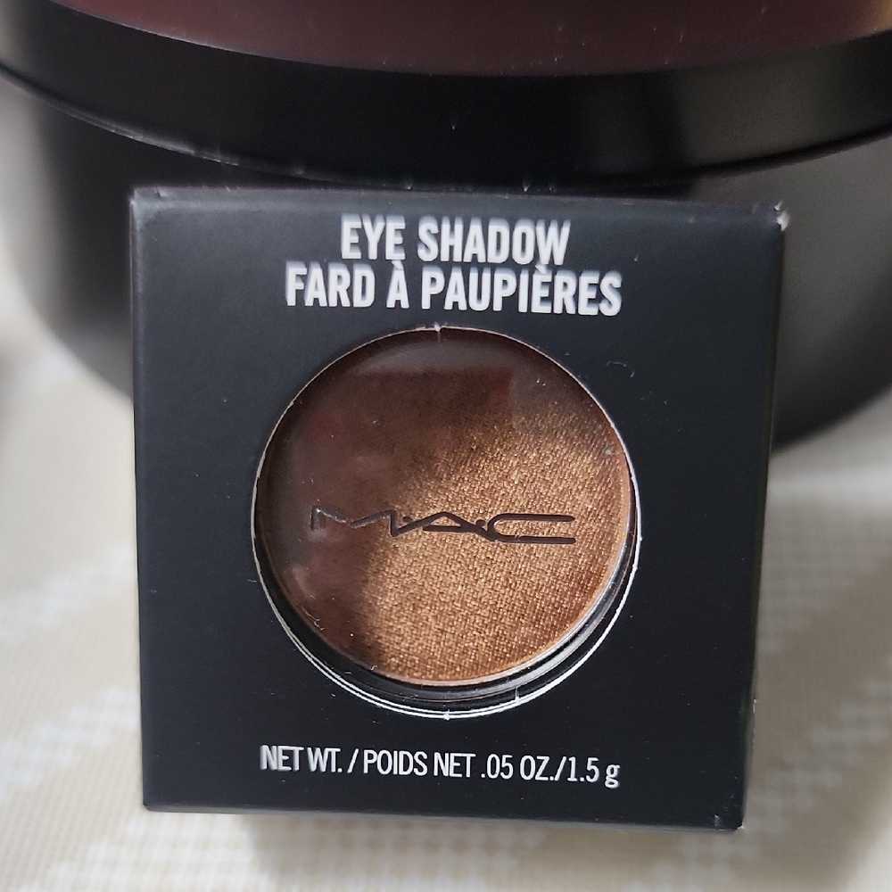 MAC Cosmetics Brown Eyeshadow with Rich Pigmentation and Shimmer